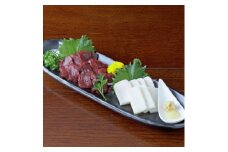 ＜馬刺し＞熊本直送　二種盛り　ブロック肉　赤身100g・コーネ100g　合計200gセット(美里町)【1555053】