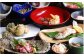 ＜食事＞熊本名物の馬刺し、山女の塩焼きなどを配した季節の会席（一例・季節で内容に変更あり）