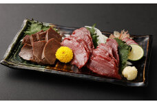小分けで便利！ 特撰 馬刺し 上赤身 ・ レバ刺し 2種 食べ比べ セット 計750g(上赤身約650g 馬レバ刺し約100g)