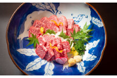 馬肉の頂点「1％の出会い」桜牧場 超霜降り馬刺し三角バラ 食べ比べ用 上赤身付き 250g