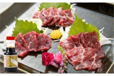 【阿蘇牧場】阿蘇馬 馬刺し3種 霜降り入（赤身・大トロ・トロ） 約300g 専用醤油付き（150ml×1本）セット 詰め合わせ 霜降り 赤身 大トロ トロ 馬刺し 肉 お肉 馬肉 醤油付き 熊本県 高森町
