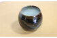 まぁるいフォルムが手に収まりやすい、使いやすいカップです。釉薬の流れによる芸術的なデザイン