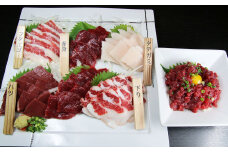 【熊本と畜】馬刺し 6種 420g （赤身 タテガミ ハツ サガリ フタエゴ ユッケ） 醤油 生姜 ユッケタレ 付き 馬肉 冷凍 食べ比べ セット