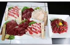 【3ヶ月定期便】【熊本と畜】馬刺し6種 420g（赤身 タテガミ ハツ サガリ フタエゴ ユッケ） 醤油 生姜 ユッケタレ 付き 馬肉 冷凍 食べ比べ セット