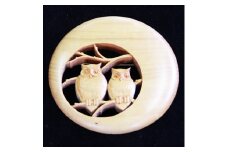つげの特長を生かした緻密で繊細な伝統工芸品 つげ細工 ブローチ(月にフクロウ)　約6.5cm【1116502】