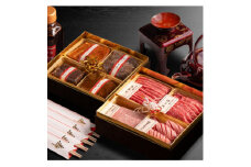 おおいた和牛使用＜肉おせち＞厳選焼肉とオードブルの二段重＜合計1,420g＞つけだれ、祝箸付き【1555545】