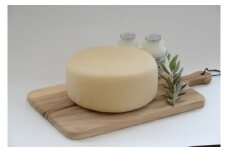 【数量限定！】国際コンクール金曜受賞チーズ工房のナチュラルチーズ　１ホール　約2.3kg（国産 ナチュラルチーズ 乳製品 チーズ コンテスト受賞 人気 霧島 宮崎 小林市 地域限定）