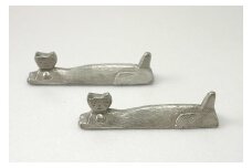 錫でできた「ネコのカトラリーレスト」