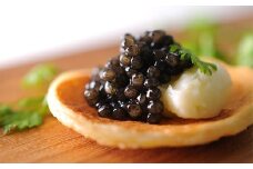【桐箱入り】宮崎HEIKECAVIAR 10ｇ ブリニセット【チョウザメ】キャビアが初めての方にオススメのセット［宮崎 椎葉 国産 ちょうざめ キャビア 10g 魚卵 卵 チョウザメ ブリニ ブリニセット お酒 魚介 珍味 加工品 冷凍 高級 贅沢 おつまみ グルメ ギフト 記念日 誕生日 プレゼント お祝い 贈り物 贈答 桐箱 希少］【SZ-100】