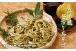 とろりとした木の子つゆが茶そばに絡まる。桐箱入りで贈答用にもおすすめです。