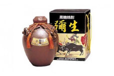 奄美でしか造れない黒糖焼酎「弥生みんがめ」30度 900ml　A024-004