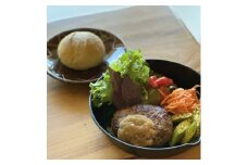 【有名音楽家がプロデュース】自家製ハンバーグ (8人前) ハンバーグ 肉 冷凍 惣菜 ギフト 沖縄市 / みやんち STUDIO&COFFEE牛肉 おかず 小分け 豚肉 プレゼント 贈答 はんばーぐ 簡単調理 温めるだけ お弁当 人気 絶品 洋食 個包装 特製 おすすめ [BCCX013]