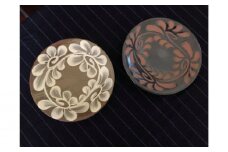 【やちむんカフェ器人】5寸皿（いっちん＆黒釉）各１枚セット ☆ 仲間功 焼き物 陶器 柄違い 限定数量 つる草 スイーツと ケーキと デザート皿 仲間陶房 伝統工芸品
