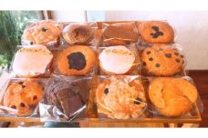 ＜songbird cafe＞マフィン１２個セット ☆ 焼き菓子 読谷村 沖縄 一軒家 カフェ 季節のオススメ スイーツ 地場産品 詰め合わせ お楽しみ 焼き立て チルド配送 人気商品 手作り 小麦粉使用 バター使用 卵使用 ナッツ使用