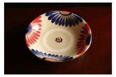 【陶芸工房ふじ】７寸皿（菊模様・赤と青）重ね焼き