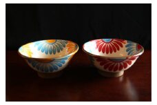 【陶芸工房ふじ】6寸マカイ（1枚焼き）菊模様オレンジ水色と赤水色ペア 〇 読谷村 沖縄 器 やちむん 焼き物 花柄 地場産品 手作り そば 鮮やか