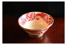 【陶芸工房ふじ】6寸マカイ（1枚焼き）赤帯唐草菊中青１枚 〇　 読谷村　 沖縄　 器　 やちむん　 焼き物　 花柄　 地場産品　 そば　 うちなーすぐりむん　　 鮮やか　 手作り