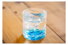 【RYUKYU GLASS WORKS 海風】オキナワオーシャン　ロック（レギュラー） 〇 沖縄 読谷村 夏 琉球ガラス GALA青い海 ガラス工房 東シナ海 青い空 ブルー うちなーすぐりむん 伝統工芸品 地場産品 人気商品 使い勝手よし プレゼントに サイズ違い有 お祝いに 爽やか 涼し気